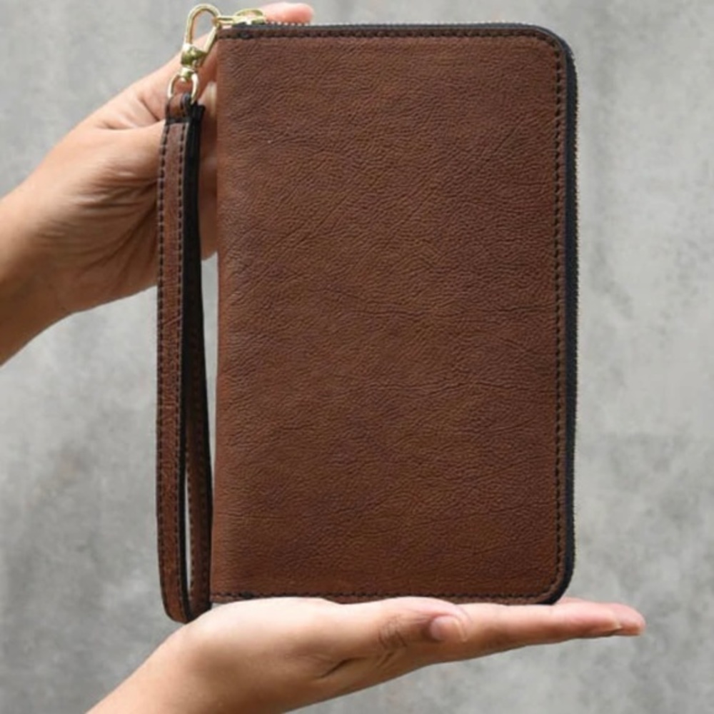 NEW BROWN Travel Wallet Chiaroscuro